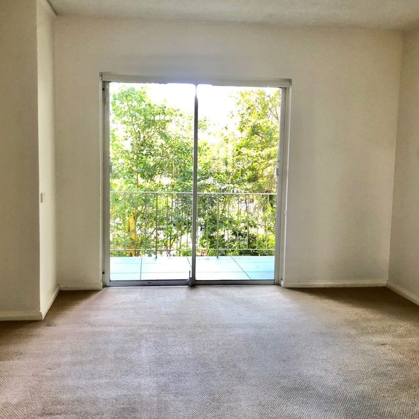 STUDIO APARTMENT - MINUTES WALK TO SHOPS AND TRAIN STATION - Photo 1