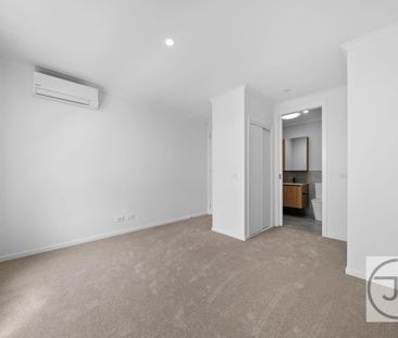 Brand New Modern & Spacious 5-Bedroom Townhouse in Prime Wollert Lo... - Photo 1