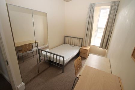 3 bedroom flat to rent - Photo 4