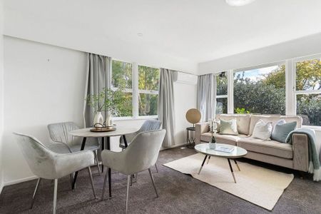 Charming 2BR Unit in Ellerslie w 2 carparks! - Photo 5
