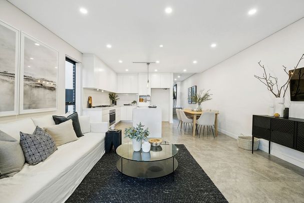 Near New, Sun-Kissed, Private and Stylish Four Bedroom Designer Duplex In A Tranquil Setting, Close To All Amenities - Photo 1