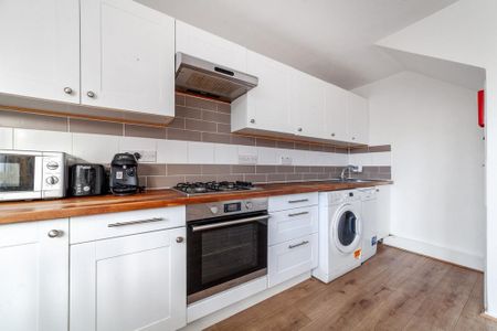 4 bedroom flat to rent - Photo 3