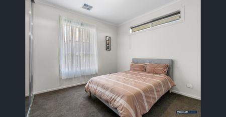 Beautiful 4 Bedroom 2 Bathroom Home in Prime Location - Photo 4