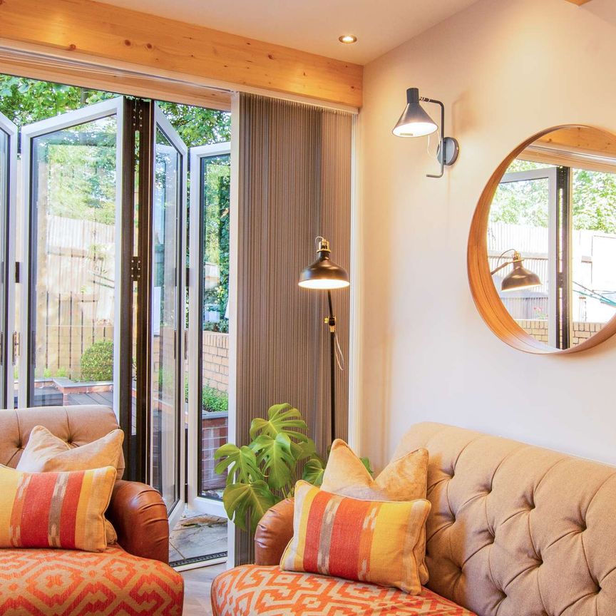 Fully remodelled to the highest specification! - Photo 1