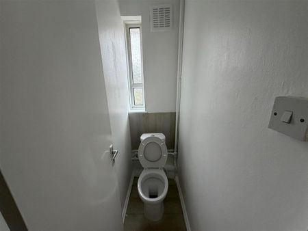 4 bedroom flat to rent - Photo 5
