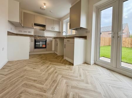 3 bedroom Semi-detached house To Let - Photo 4