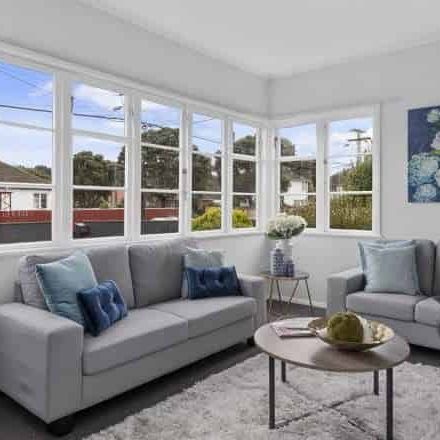 Sunny beautiful house close to all amenities - Photo 1