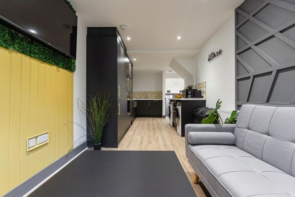 6 bedroom terraced house to rent - Photo 1