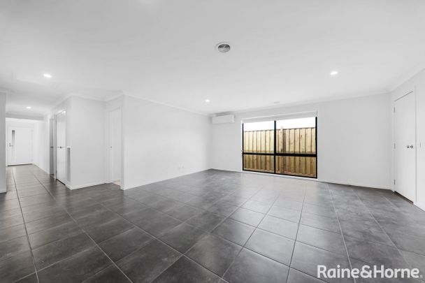 27 Flag Boulevard, Tarneit, VIC 3029 - Photo 1