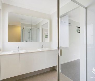 3 bedroom 2 level townhouse - Photo 6