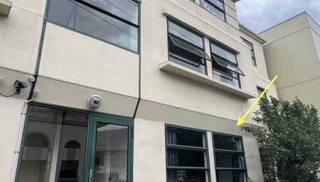 WELL PRESENTED APARTMENT IN A FABULOUS LOCATION - Photo 5