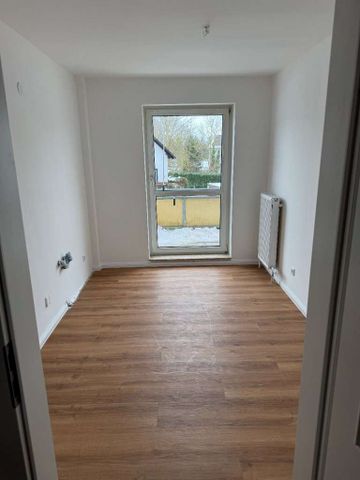 Erstbezug nach Sanierung! Großzügige 3-Zimmer-Wohnung zu vermieten! - Photo 2