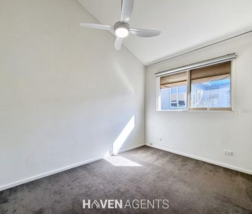 STYLISH & SPACIOUS TOWNHOUSE IN PRIME CAULFIELD NORTH LOCATION I HA... - Photo 2