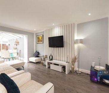 4 bedroom semi-detached house to rent - Photo 4