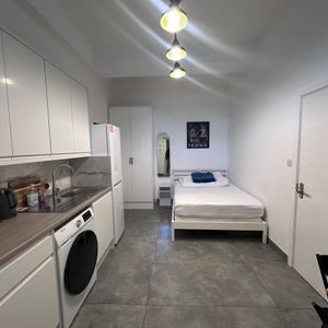Studio Flat, High Road, N22 - Photo 2