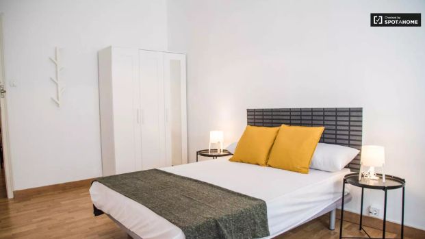 Room in a shared 6-bedroom apartment for rent in Russafa, perfect for professionals and students - Photo 1
