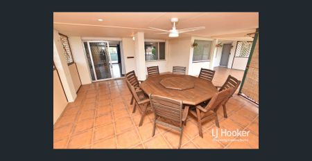 Power, Gas & Water Included. 3 Bedroom Upper Level Duplex. Shared Pool - Photo 4