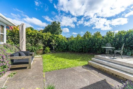 Classic Kiwi Design - Modernised kitchen with 3 + 1 bedrooms (bonus of purpose-designed sleepout) - Photo 3