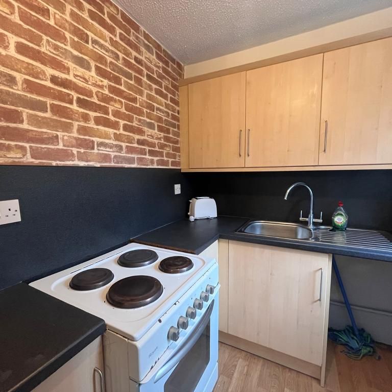 Studio to rent - Photo 1