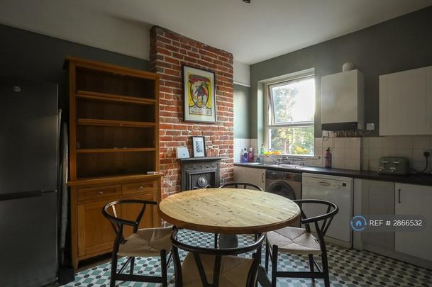 1 bedroom in a flat share to rent - Photo 1