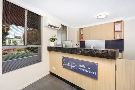 Short-Term, Executive 1-Bedroom Apartment (1 King Bed + 1 Single Bed) in Southport CBD - Photo 2