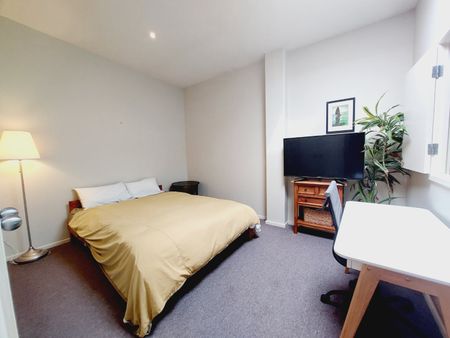 Light-Filled Two-Bedroom Apartment with Stunning Views & Unbeatable Location - Photo 4