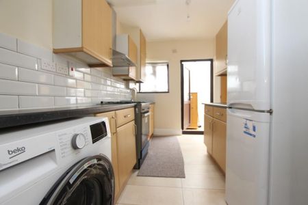 3 bedroom semi-detached house to rent - Photo 2