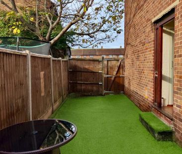 2 bedroom end of terrace house to rent - Photo 1