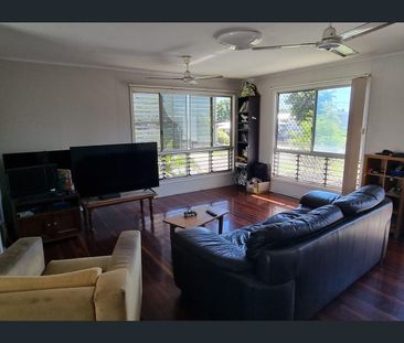 Charming Rooming Accommodation with Spacious Backyard and Double Pa... - Photo 1