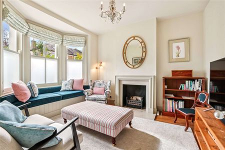 A beautiful three bedroom house on a quiet residential street - Photo 2