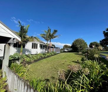 1 Gosford Drive, Botany Downs, Auckland - Photo 2