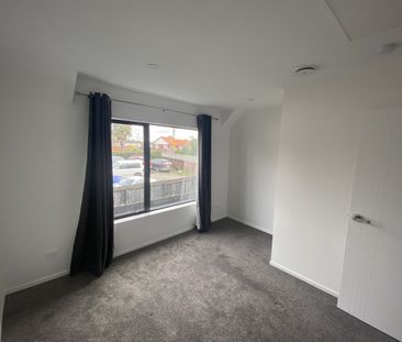 Discover comfort and style at 2/20 Metcalfe Rd, Ranui. - Photo 2