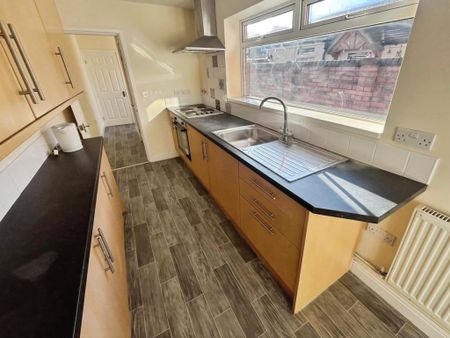 3 bedroom semi-detached house to rent - Photo 5