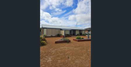 Beautiful 3 x 1 home located in the heart of Dongara - Photo 2
