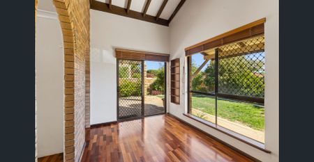 Spacious Villa with Lush Garden Courtyard and Lifestyle Appeal - Photo 4