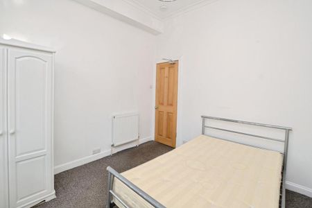 3 bedroom flat to rent - Photo 4