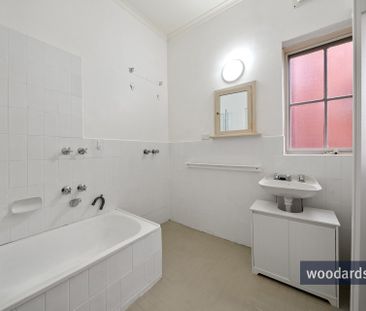 Charming Three-Bedroom Period Apartment with Classic Hawthorn Appeal - Photo 5