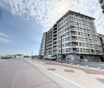 Gerenoveerd twee slaapkamer appartement met zijdelings zeezicht. - Photo 1