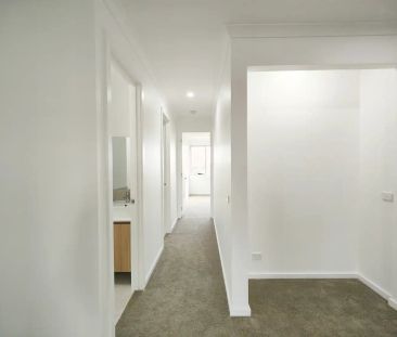 “Near New Modern Townhouse in Point Cook” - Photo 2