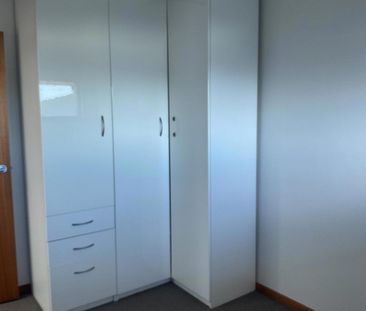 FRESHLY PAINTED WITH NEW CARPET 2 BEDROOM TOWNHOUSE 15 MINS TO CBD - Photo 2