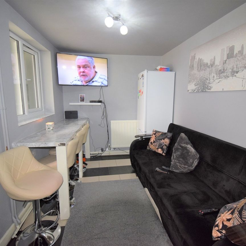 2 Bed Flat, Mayesbrook Road, IG3 - Photo 1