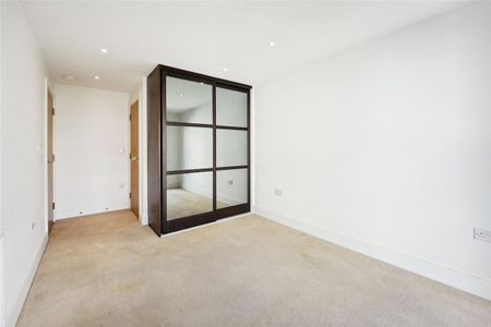 2 bedroom flat in London - Photo 2