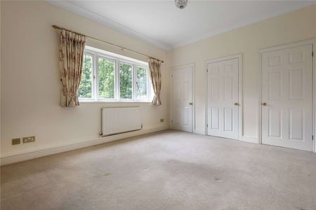 A spacious gated detached house in walking distance of Sunningdale Golf Course. - Photo 5