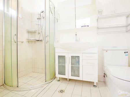 Fully Renovated Townhouse - Photo 5