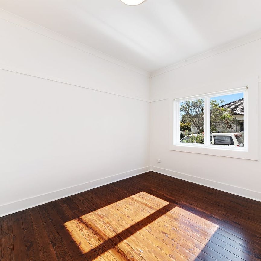 Tastefully Renovated Courtyard Apartment - Photo 1