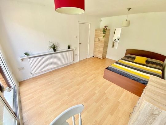 4 Bed Flat, Caledonian Road, N7 - Photo 1