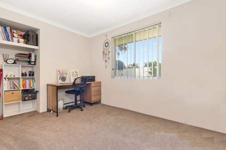 Gorgeous 4 x 2 Home ! - Photo 3