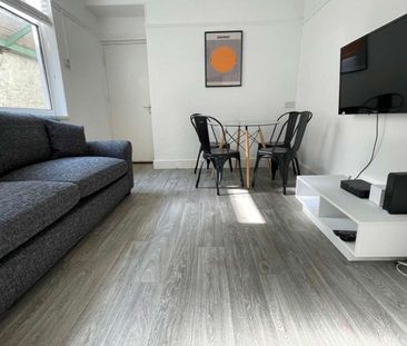 Modern Student Room | Bills Inc | Upland ❤️ Room 5 - Photo 5