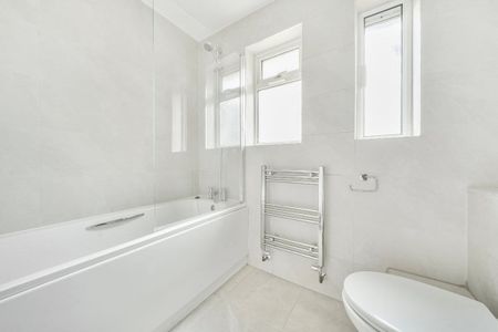 Argyll House is convenient for the open greens of Ham and Richmond Park. The River Thames is also moments away and Richmond and Kingston's town centres are easily accessible by bus. - Photo 2