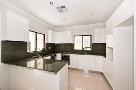 Family Comfort and Versatility in the Heart of Ermington - Photo 4